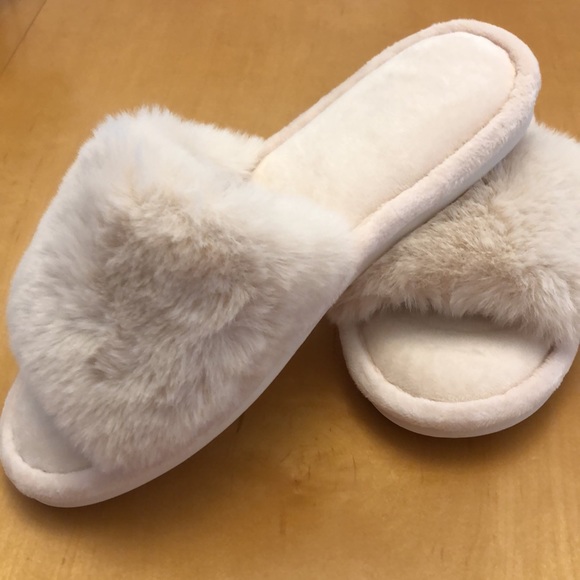 Fuzzy plush slippers - Picture 3 of 3